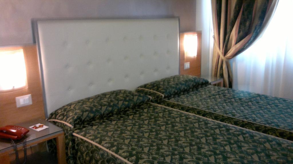 Hotel Riviera Segrate Habitación foto