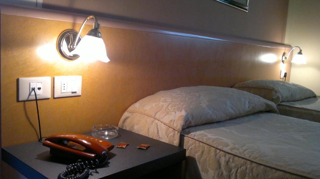 Hotel Riviera Segrate Habitación foto